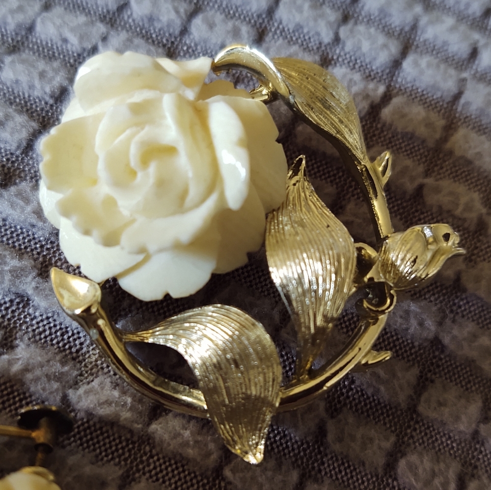 White ROSE Lisner Vintage Signed Demi Parure Gold Earrings Broach Pin - Picture 4 of 13